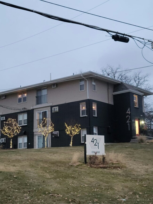 Building Photo - 421 College Ave