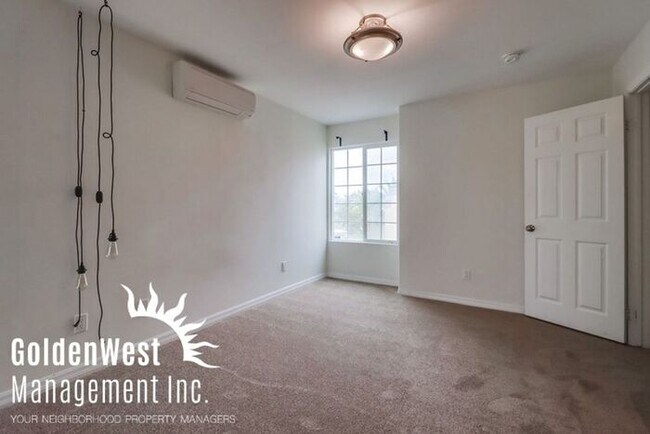 Building Photo - Light and Bright 3Bdm 2Ba Upstairs Condo i...
