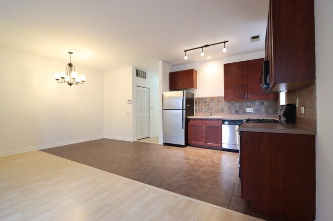Building Photo - 914 S Racine Ave