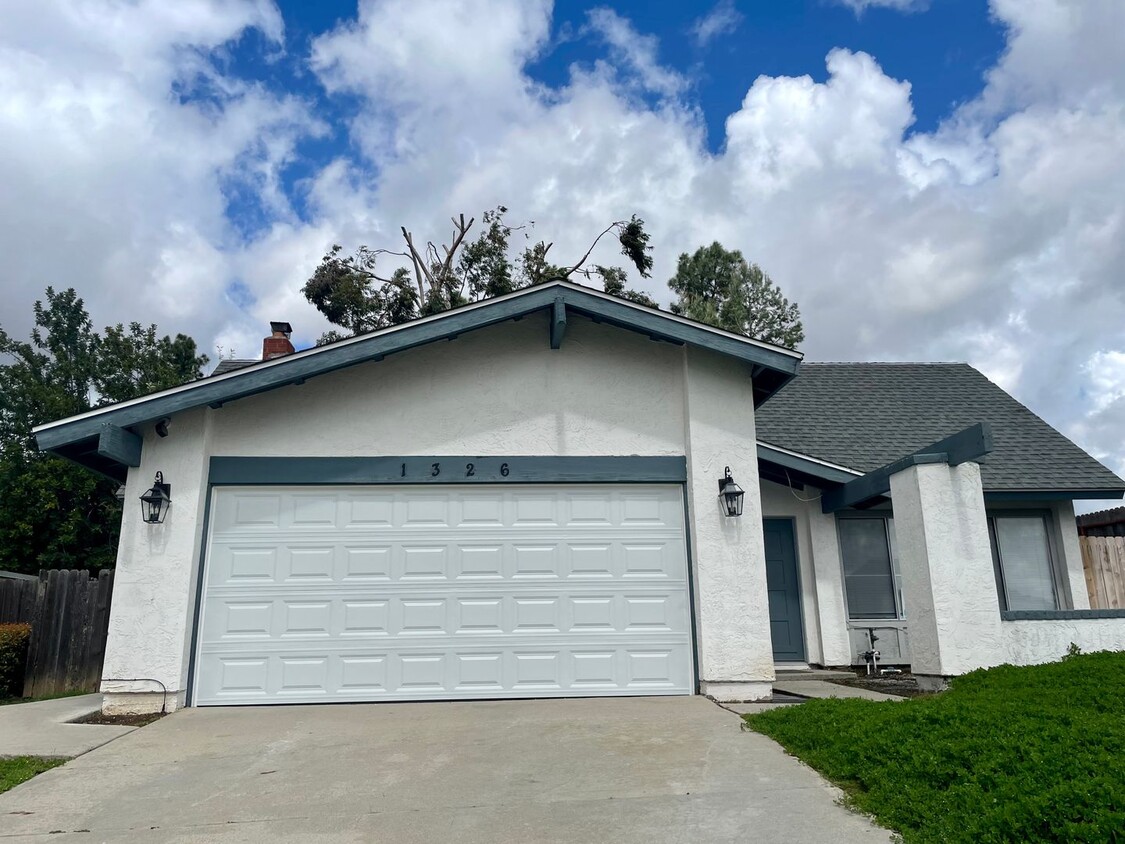 Foto principal - 4 Bdrm, 2.5 Ba, 2-story Home with Attached 2 Car Garage in San Marcos!