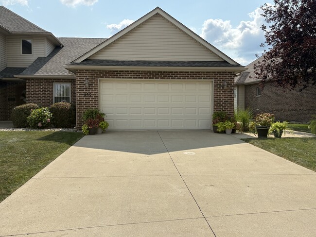 Building Photo - 655 N Edgemere Dr