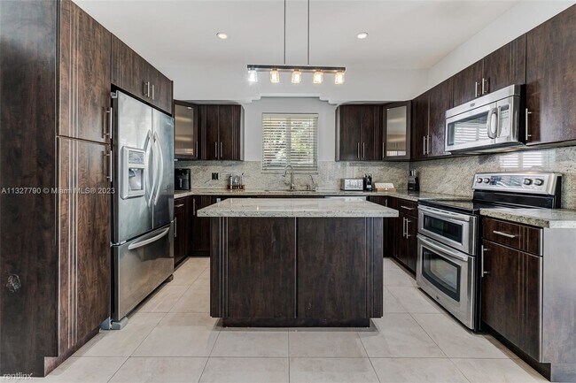 Foto del edificio - 3 br, 2 bath House - 571 NE 64th Street 3B...