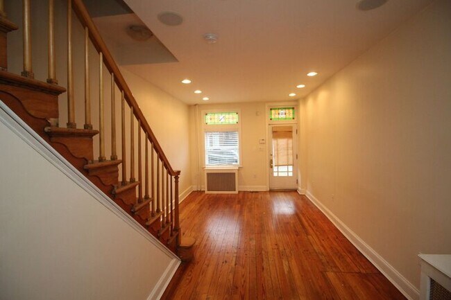 Foto del edificio - 319 S Washington St