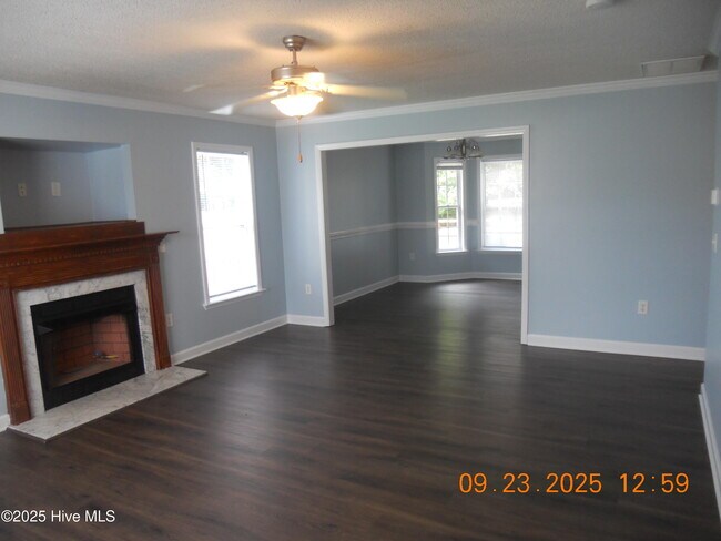 Foto del edificio - 105 Spring Leaf Ln