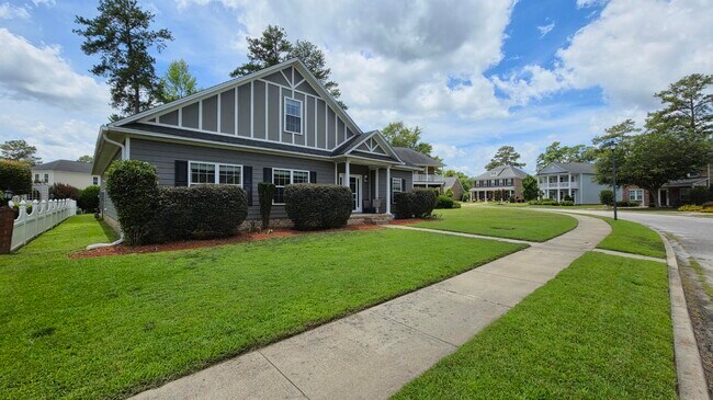 Foto del edificio - 3120 Mayflower Ln