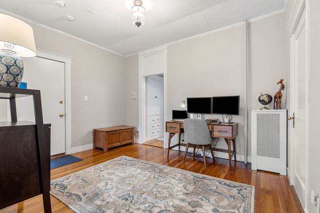 Building Photo - 376 Riverway