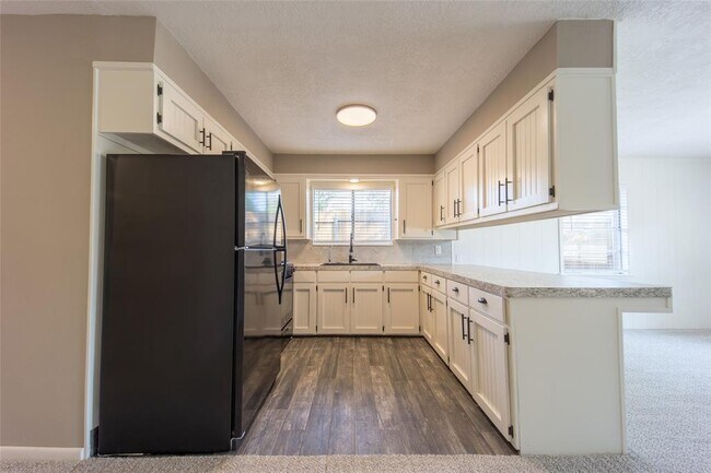 Building Photo - 17411 Strack Dr