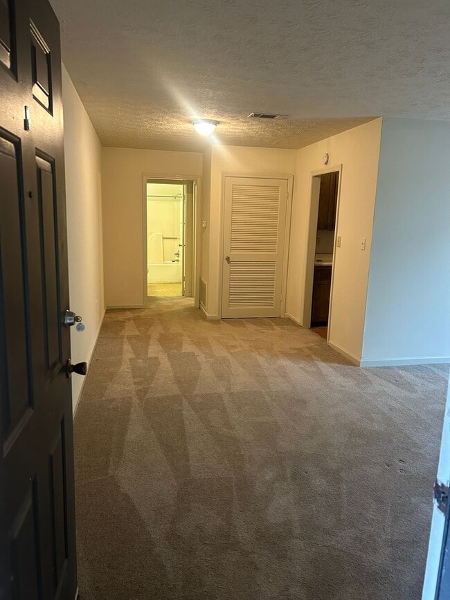 Building Photo - Campus View 1 Bedroom Apt. -Walking Distan...