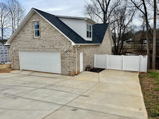 Building Photo - 539 N Carolina Ave