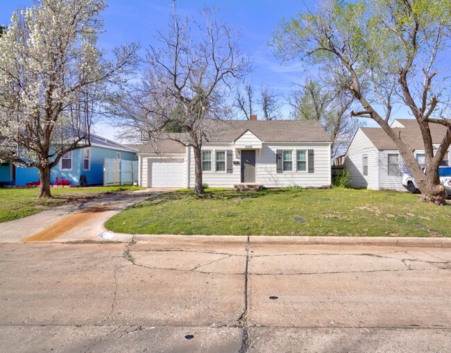 Foto del edificio - Charming Renovated Home with Spacious Backyard