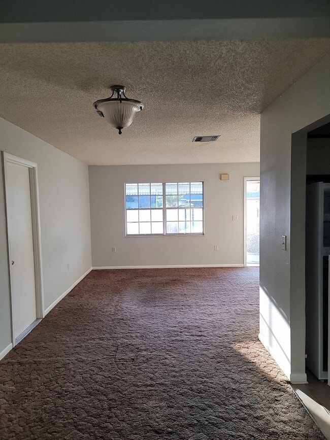 Building Photo - 3 Bedroom 1 Bath available in Marion Oaks