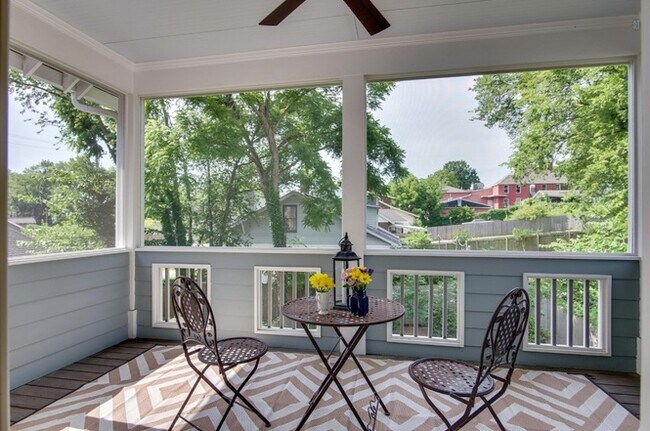 Porche cubierto al lado del dormitorio principal - 925 S Douglas Ave