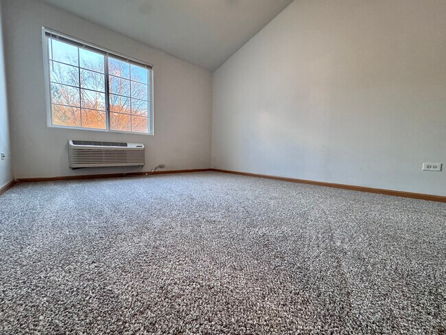 Building Photo - 2427 Silverstone Dr