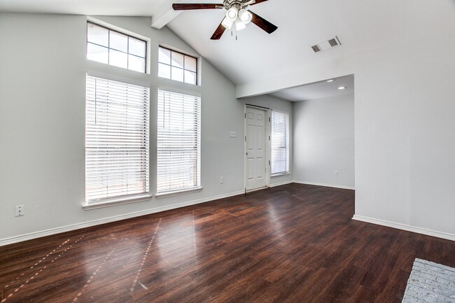 Building Photo - 3 Bedroom Townhome in Kennedale - Fast Mov...