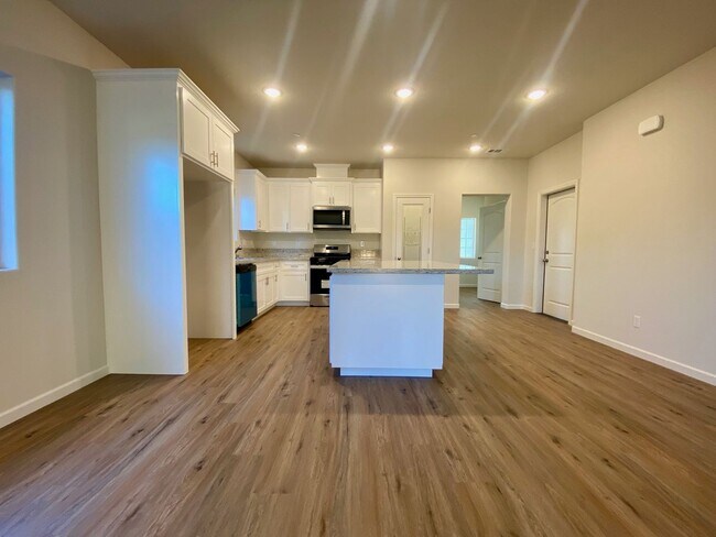 Foto del edificio - NEWER 4 Bedroom 2 Bath home for RENT!