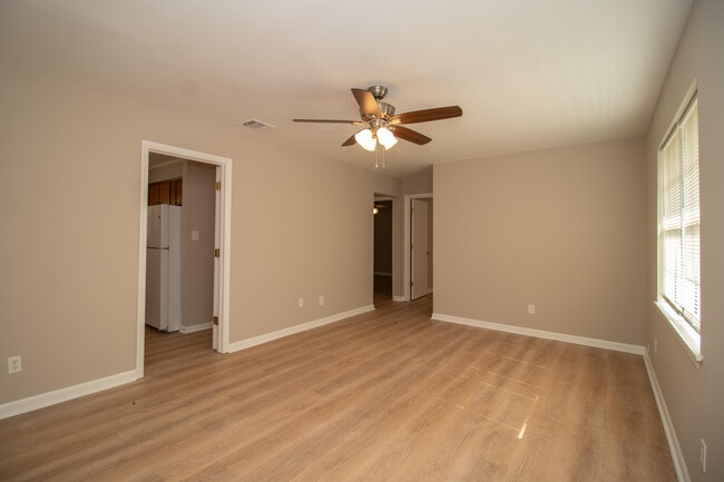 Building Photo - 102 Blue Ct