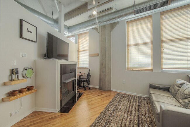 Foto del edificio - One Bedroom Unit in Wonderful Western Auto Lofts