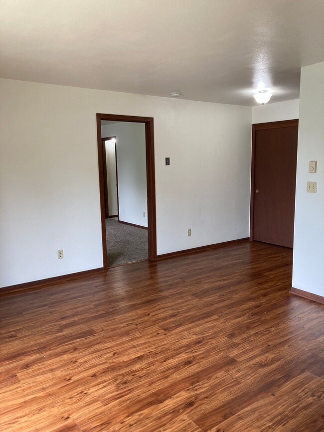 Building Photo - Immaculate 1 Bedroom Apartment