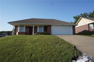 Building Photo - 2224 Meadowlark Ln