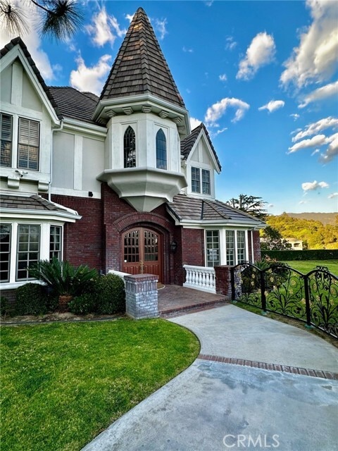 Building Photo - 300 Whispering Pines Dr