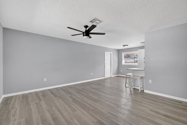 Foto del edificio - Move-In Ready 3 Bedroom Home in Tavares with no HOA