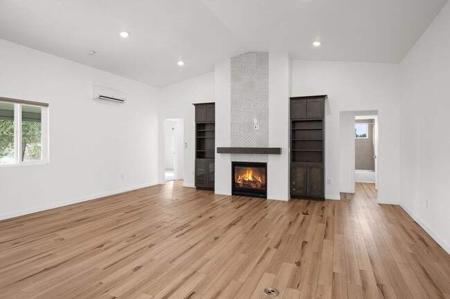 Building Photo - BEAUTIFUL Spacious Modern Grandview Single...