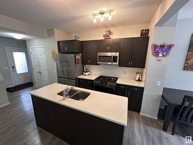 Photo du bâtiment - 9914-207A 207a St NW