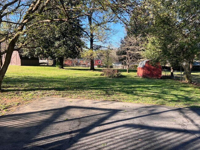 Building Photo - Glengarry Park with Large Yard