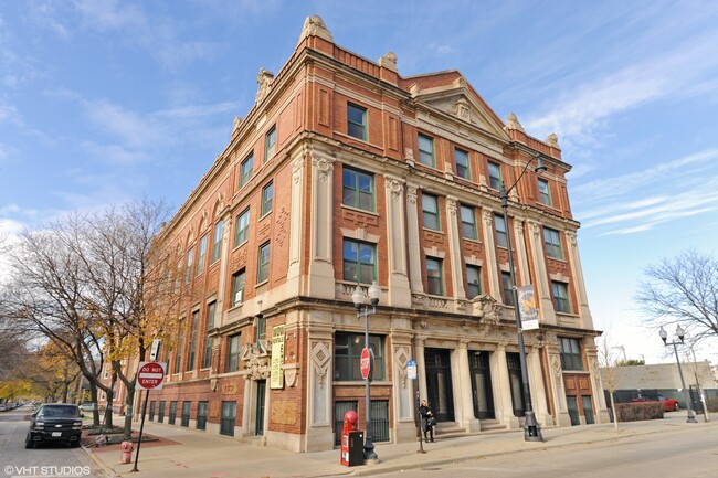 Building Photo - 3900 N Damen Ave