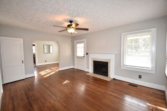 Foto del edificio - Coming Soon~3 Bedroom and 2 Bath Home- Bonus Room (Pets Considered)