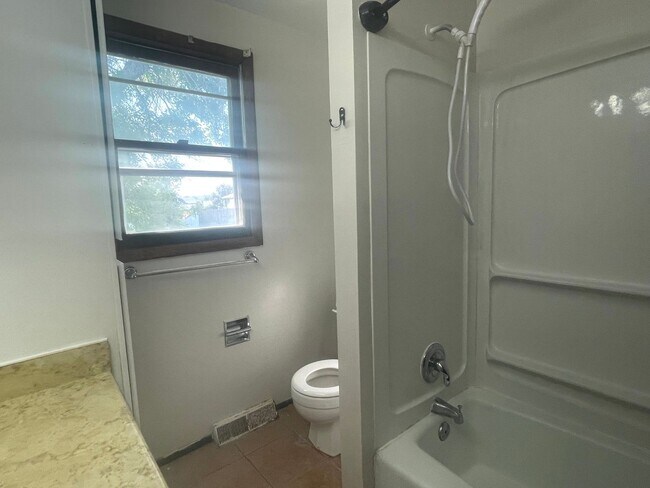 Foto del edificio - Two bedroom, One and half bathroom house! Pet friendly!