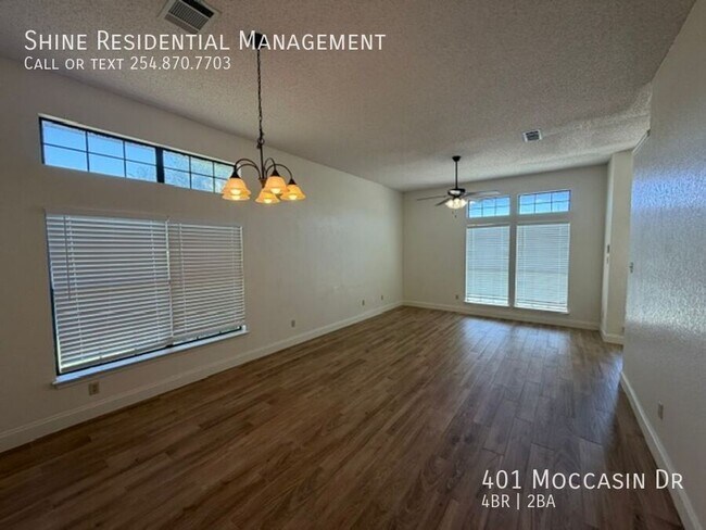 Building Photo - 401 Moccasin Dr