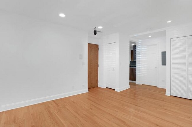 Building Photo - 4455 N Hamilton Ave