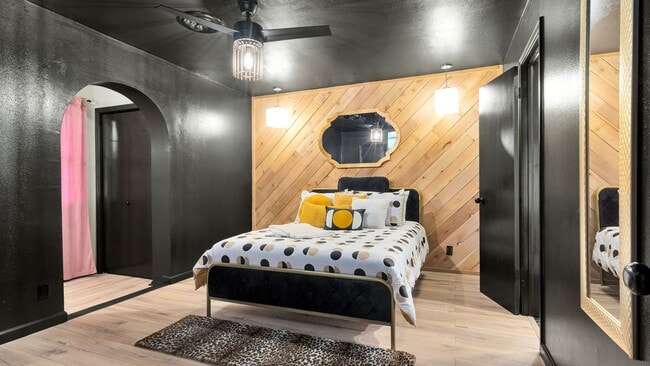 Building Photo - Fully furnished 3/2 Ardmore Highly Desired Neighborhood in ARDMORE