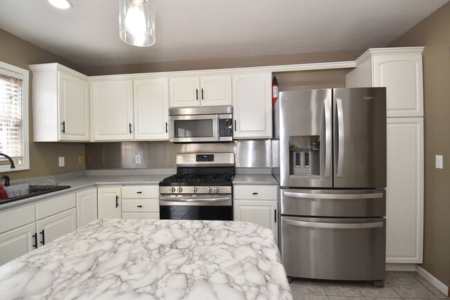 Building Photo - Nice Single Family Home with 3 bedrooms, o...