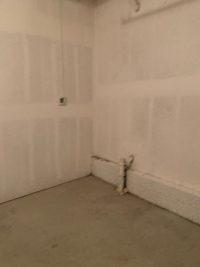 Building Photo - SPACIOUS  1.5 bath Live/Work loft with par...