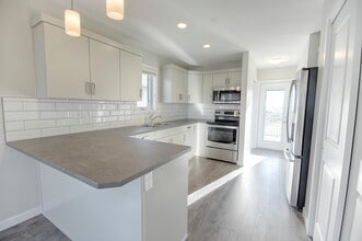 Building Photo - 739 Coalbrook Close W