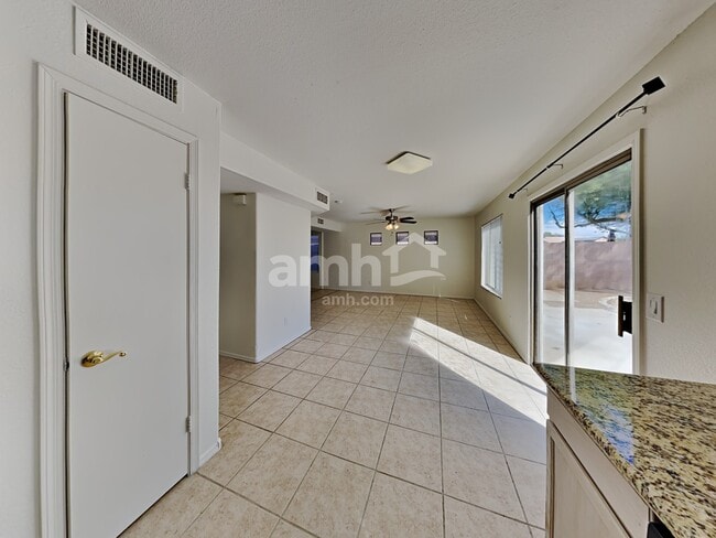 Foto del edificio - 10633 W Piccadilly Rd