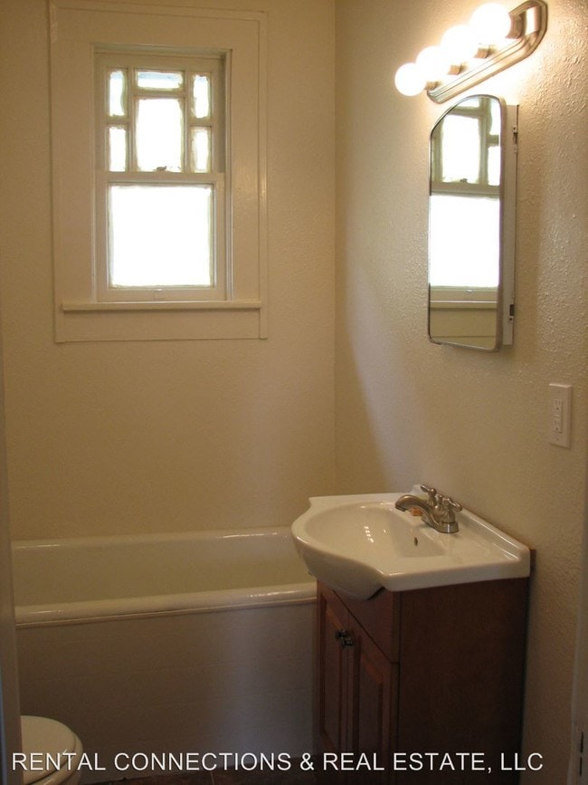 Building Photo - 3033 Sumner Ave