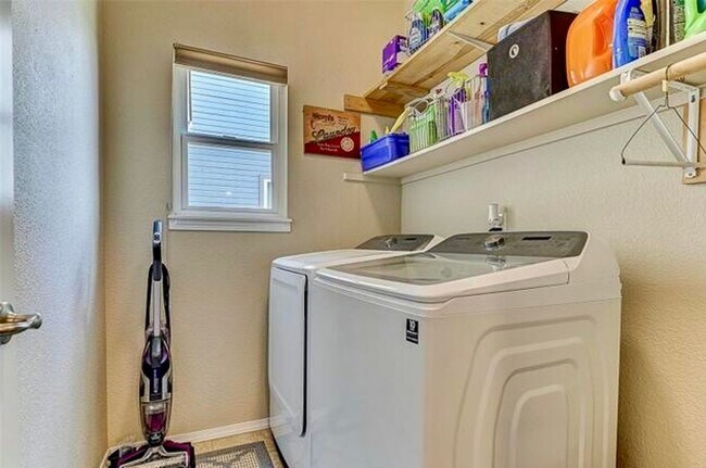 Foto del edificio - Back to school MOVE IN SPECIAL $250.00 OFF...