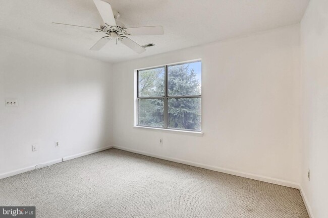 Building Photo - 10010 Vanderbilt Cir