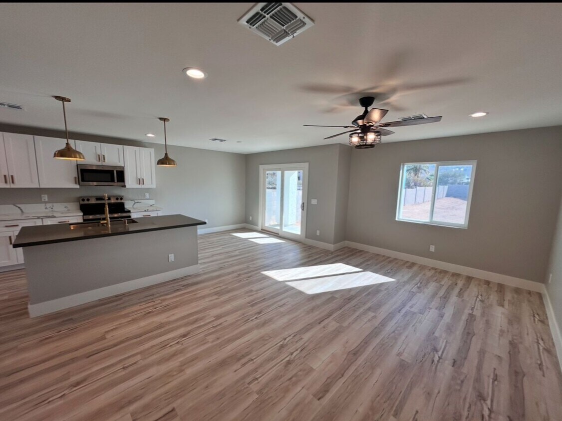 Foto principal - BRAND NEW! 3 bed plus den/loft, NO HOA, EX...