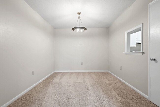 Building Photo - Bolinwood condo available May 1!  ! 3 beds, 2 baths in GREAT location in Chapel Hill!