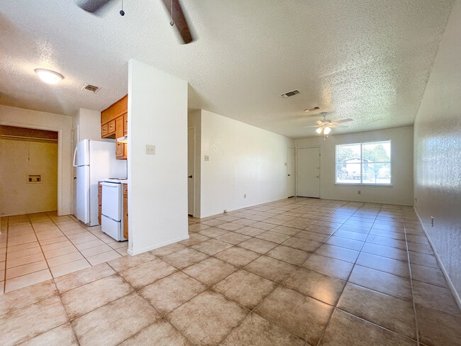 Building Photo - 105 Lindenwood Ln N