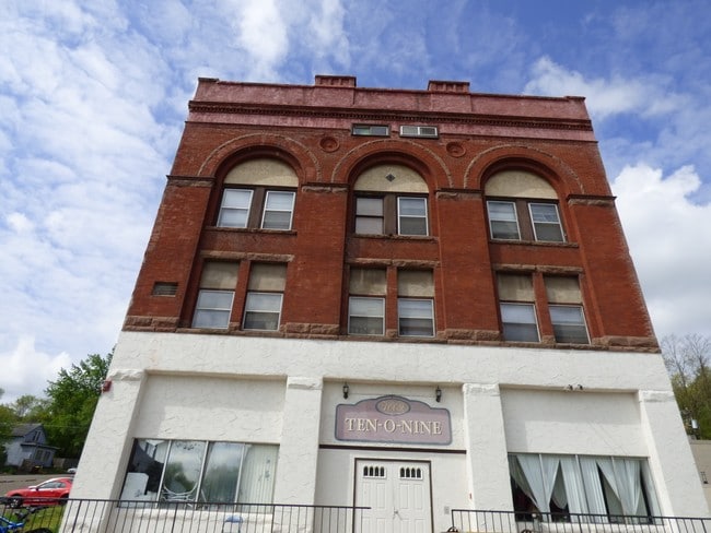 Building Photo - Ten-O-Nine
