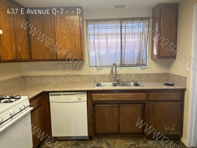Building Photo - 2BD/ 1.5BTH TOWNHOUSE EAST PALMDALE