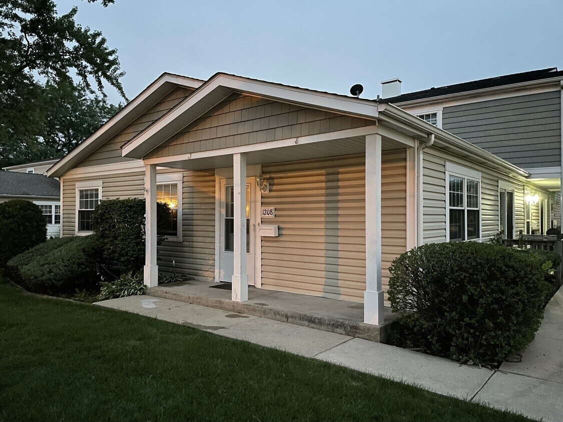 1208 Iota Ct, Wheeling, IL 60090 Townhome Rentals in Wheeling IL
