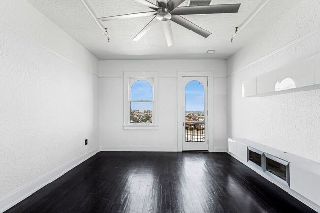 Building Photo - 1217 N Mesa