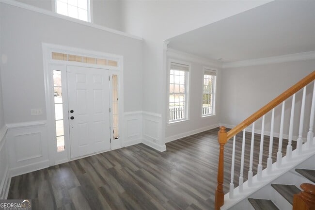 Building Photo - 3205 Vaughan Dr
