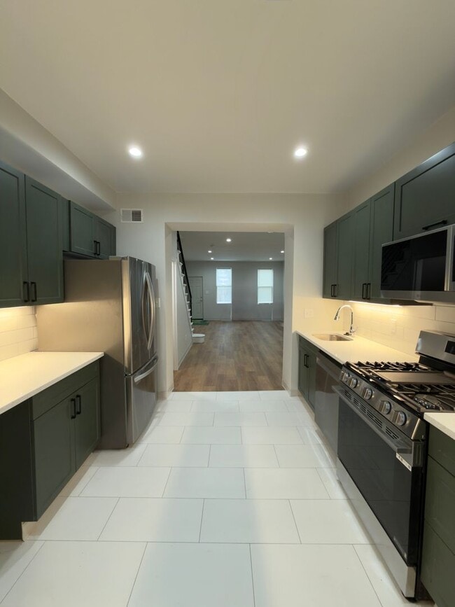 Building Photo - 3 bed 2.5 bath townhome - New Renovation